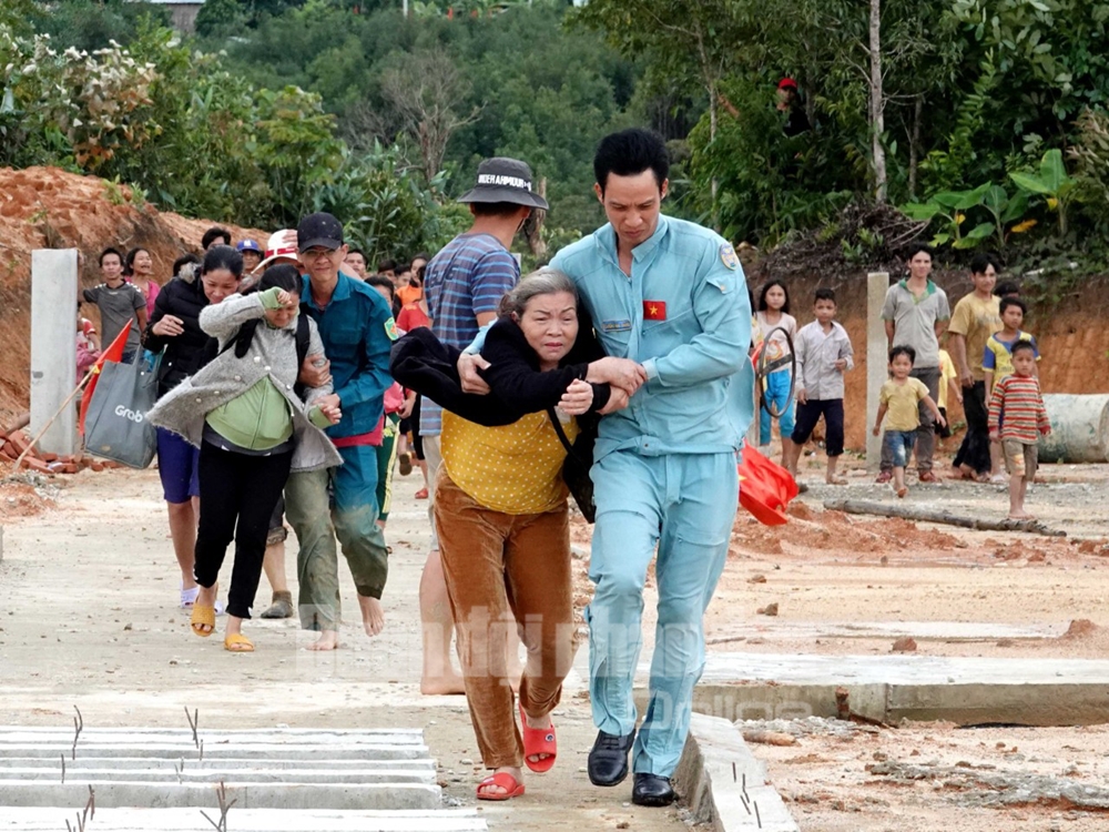 Cán bộ, chiến sĩ Trung đoàn 930, Sư đoàn Không quân 372 (Quân chủng Phòng không-Không quân) cứu trợ người dân ở các xã Phước Lộc.